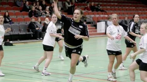 Emma Forsberg, Lillpite, gör mål i derbyt mot Strömnäs. Som synes var det glest på läktaren - innan samabetet vardet publikfester när lagen möttes.
