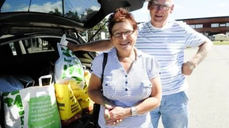 Else Marie Bergli och Steinar Bergli har rest från Bodö i Norge. De passar på att handla för en tusenlapp när de stannar i Arvidsjaur. "Det lönar sig inte att köra hit bara för att handla. Man får göra det till en tur, det är kämpefint", säger Else Marie Bergli.