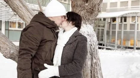 De blev kära redan under högstadiet på Hortlax skola. Helene Vestin och Jonas Gebing valde därför att gifta sig ute på skolgården.