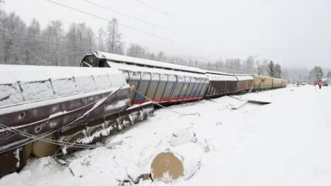 Godståget som spårat ur i Jämtland har försvårat för företag i norr. SCA använder sig av båttrafik i väntan på tåget och på SSAB har man passat på att tidigarelägga ett underhållsstopp.