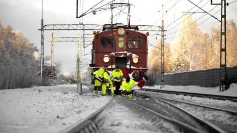 Tidigare i vinter har det varit stora störningar i tågtrafiken på grund av snö och kyla. Nu är det stora störningar på norra stambanan efter en tågurspårning norr om Bräcke.