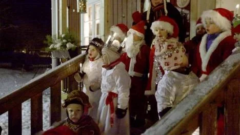 "We wish you a Merry Christmas and A Happy New Year" sjunger barnen stående på trappan till Linneahusets förskola.