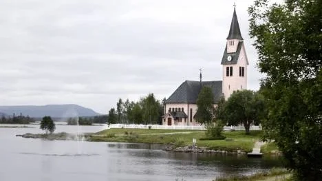 Förföriskt placerad nationalromantik på en udde i Hornavan, där terrängen fått behålla sin prägel genom seklerna trots närheten till samhällets centrum. Den ursprungliga korskyrkans timmerstomme kan fortfarande urskiljas  och interiören fullbordar vad exteriören utlovar: en väl bevarad helhet.