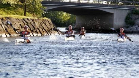 Här är deltagarna i vinnarlaget Silva Gerber Adventure på väg in till Badhusparken i sina kajaker. Väl på land fick de bära kajakerna in i mål och sen kunde de pusta ut efter en 815 kilometer lång färd.