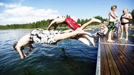 En hoppande trio med Gustav Andersson, Sebastian Thelin och Felix Jonsson kastade sig ut från bryggan.
