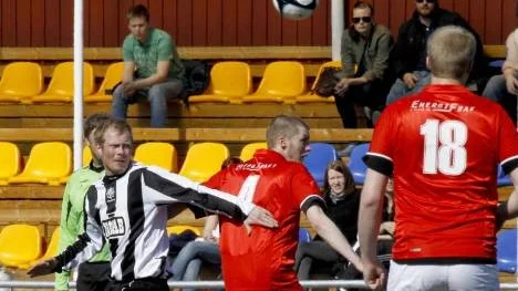 Petter Johansson (i svart/vitt) hade koll på bollen när Munksund/S vann derbyt mot Hemmingsmark. Petter gjorde fyra (!) mål inom loppet av 27 minuter.