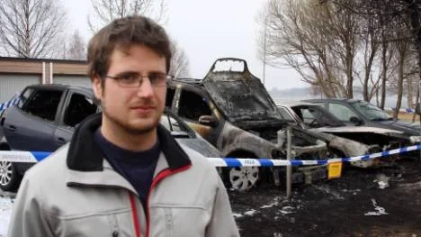 Erik Norrman väcktes av en smäll, natten till fredag. När han gick upp för att se vad som stod på fick han se bilarna på parkeringen i lågor.
