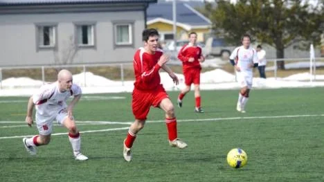 Ted Kullenbrandt Tolestam, 17 år, blev tvåmålsskytt i säsongspremiären mot Alterdalens andralag. Han har tagit på sig rollen som tränare för Arjeplog SK. "Jag är ingen expert, jag tar hjälp av laget", säger han.