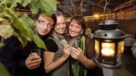 Med flädersaftfyllda glas skålade tre glada Miljöpartister i Piteå för ett bra val, från vänster: Daniel Westerberg, Anette Pettersson och Helena Stenbäck.