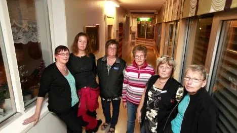 Personalen som inte finns. Nattpersonalen på Öjagården är mäkta upprörda över Uppdrag gransknings program, som de anser är falsk och hårdvinklad. Från vänster: Ulla-Britt Eklund, Petra Olofsson, Jaana Talsta, Inger Hedman, Carina viklund och Gunnel Sundström.