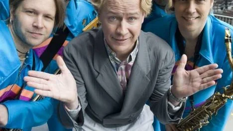 "Rolandz" (dansbandsturné, 2009). "Jag har alltid varit avundsjuk på artister som kan dra sina hitlåtar och slipper skriva nytt till varje uppträdande, till skillnad från en komiker. Det är jättekul att åka runt och turnera, men det är slitigt att bära, rigga och kissa på Statoil. Jag förstår inte hur gubbarna i Thorleifs orkar leva så."