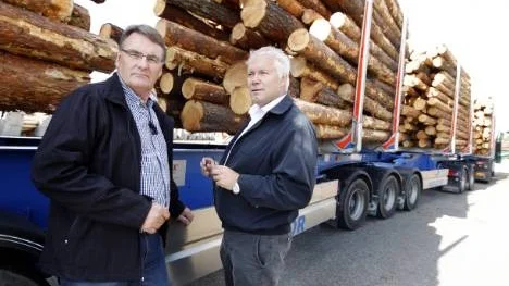 Thomas Hedlund, SCA, och Moderaternas talesman i infrastrukturfrågor, Jan-Evert Rådhström, inspekterar den långa timmerbilen som ger en rad positiva effekter.