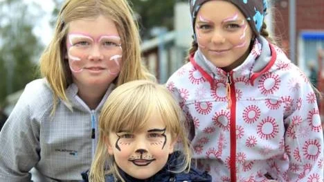 Ansiktsmålning var som synes ett uppskattat lockbete. Nysminkade trion heter, från vänster, Celia Pantzare, 11, Sophia Kerttu, 6, och Daniella Kerttu, 10.