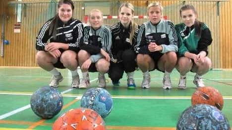 Fem handbollstjejer som finns med i Norrbottens 95-länslag, från vänster: Hanna Vikström, Sanna Karlsson, Beatrice Vinberg, Matilda Nilsson (samtliga Lillpite), och Sara Wikström, Strömnäs. Saknas på bilden gör Julia Nilsson och Matilda Eman, Lillpite, samt Hanna Ihrström, Älvsbyn. Den 7-9 januari spelar Norrbotten Sverigecupen i Katrineholm.