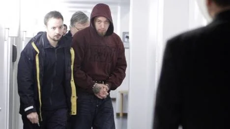 Fullvärdige HA-medlemmen Kristian Nikkinen på väg in till rättegången i Luleå tingsrätt. Han har nu dömts till fängelse i tre år och sex månader.