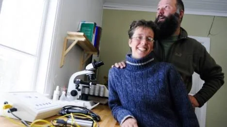 Andreas Querengässer och hans sambo Rebecca Arnold köpte Glomméhuset i Nordanås och gjorde om det till veterinärstation. Länsstyrelsen i Norrbotten uppfattar språkbristen som en begränsning. "Det är inget problem längre, det har blivit mycket bättre", säger Rebecca Arnold. (Arkivbild)