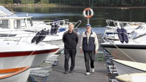 Åke Cederlund, ordförande i Bergsvikens hamnförening, och hamnfogden Sten Lundman inspekterar anläggningen.