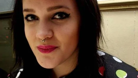Frisören Erica Lindqvist är nominerad till Årets Frisör 2010 i kategorin Årets nykomling. "Jag gjorde en kort frisyr med v-lugg."