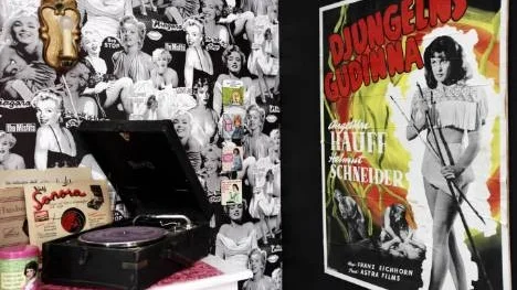 Tidstypiska attribut som smyckar det speciella filmrummet.