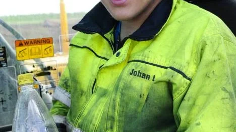 Johan Lundmark har gått klart andra året på grävlinjen i Arvidsjaur och fått sitt första grävmaskinsjobb på Saltmyran. "Det gäller att våga fråga och visa upp sig", säger han.