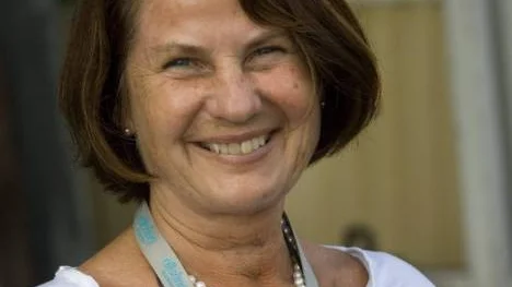 Gunilla Nilars, producent för "Allsång på Skansen", tror att tittarraset beror på det fina sommarvädret och att folk tittar på programmet i SVT Play.