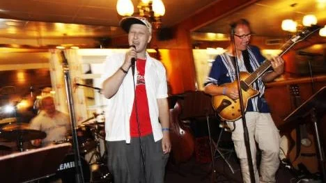 Hannes Lakso sjunger "Sommertime" och är en av Sit in-gästerna på Klubb Ekbergs. Tommy Lakso är gitarrist i Jerker Johansson kvintett.