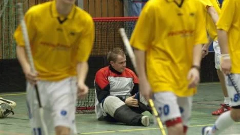 Tony Westerlund, målvakt i Argentum, deppar. Gästande Hertsön vann till slut målorgien i Arjeplogs sporthall, där publiken fick se en match med inte mindre än tjugosex mål.
