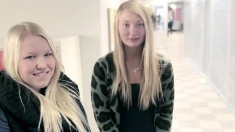 Lina Stridsman, till vänster, och Kristine Öhlund åker båda bort under jullovet, men tar tre skoldagar i anspråk. "Det blir till att plugga igen den tiden, nåt man får räkna med", säger Kristine Öhlund.