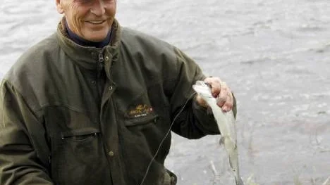 Willy Sundvall, Ersnäs, var en av många bottenmetare som fick regnbåge vid fiskepreimären i Lillbrännträsk på fredagen.