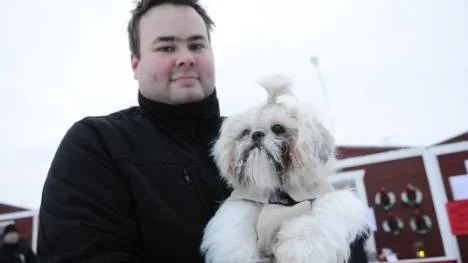 Shih-tzun Millie hade fått ett täcke. "Blir det riktigt kallt tycker hon det är skönt", säger Mattias Mörtzell, 28 år från Arvidsjaur. Själv har han ingen mössa. "Jag är inte frusen av mig", säger han.