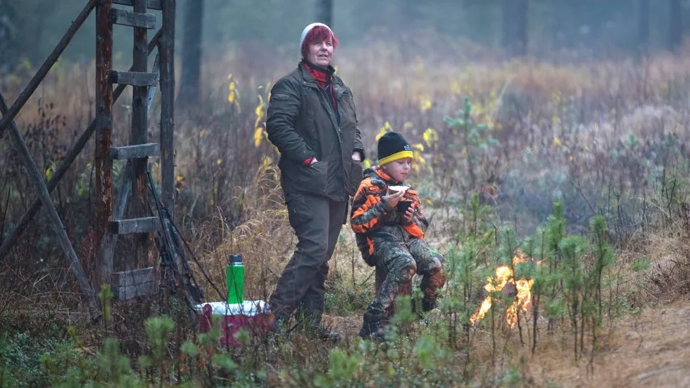 MED FARMOR. Tioåriga Erik Ramstad och farmor Yvonne Ramstad har många timmar tillsammans i älgpassandets tjänst.