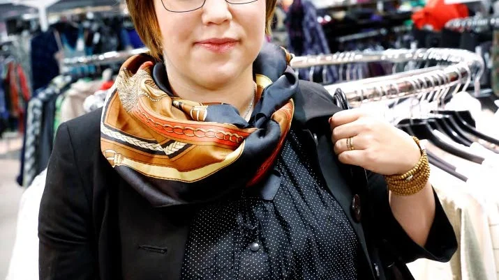 Snygg i second hand. I svart utmanar Sara sina gränser och får pondus värd en rektor.