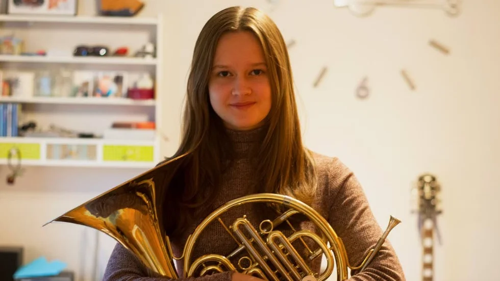 Valthornist. Det var vid ett blåsarläger förra vintern som ledare tycke att Rebecca Hellgren skulle söka till NUS. Nu har hon hunnit vara med i en termin.