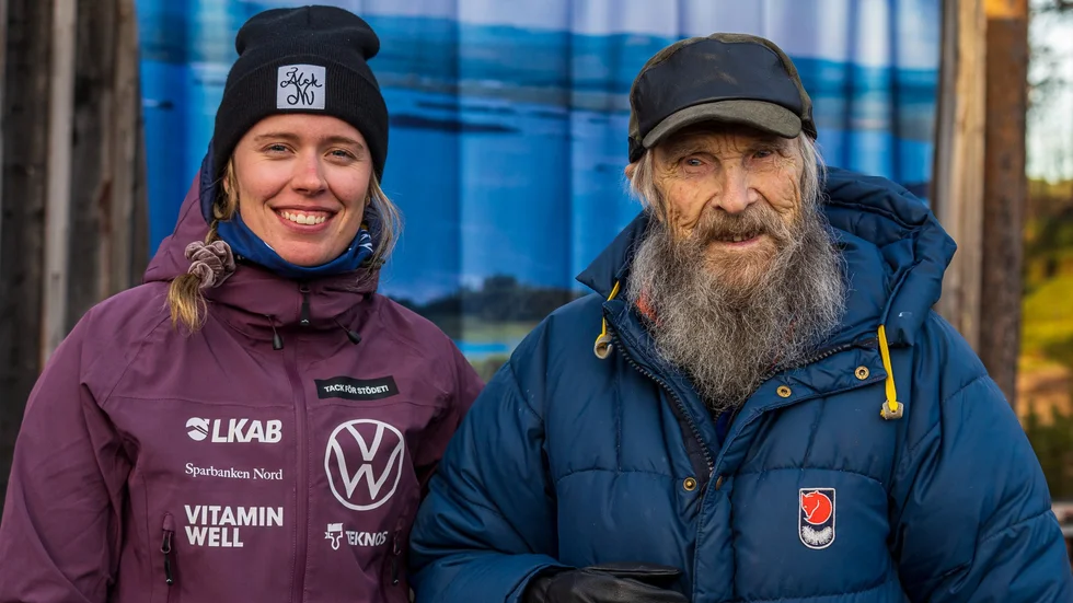 I höstas var Klas Lestander med och hyllade Elvira Öberg på Djuptjärn. Nu har skidskyttelegendaren från Arjeplog gått ur tiden. Han blev 91 år. 