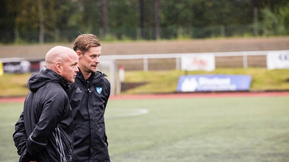 Fundersamt. Fredrik Waara och hans IFK Luleå har fortsatt orosmoln hängande över sig.