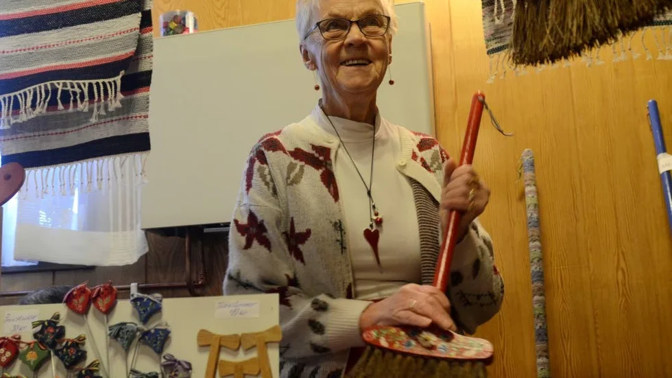 På plats. Karin Rutqvist brinner för handarbete och visar gärna upp vad hon gjort.