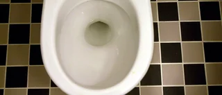 Kvinna glömdes kvar på toaletten – i flera timmar