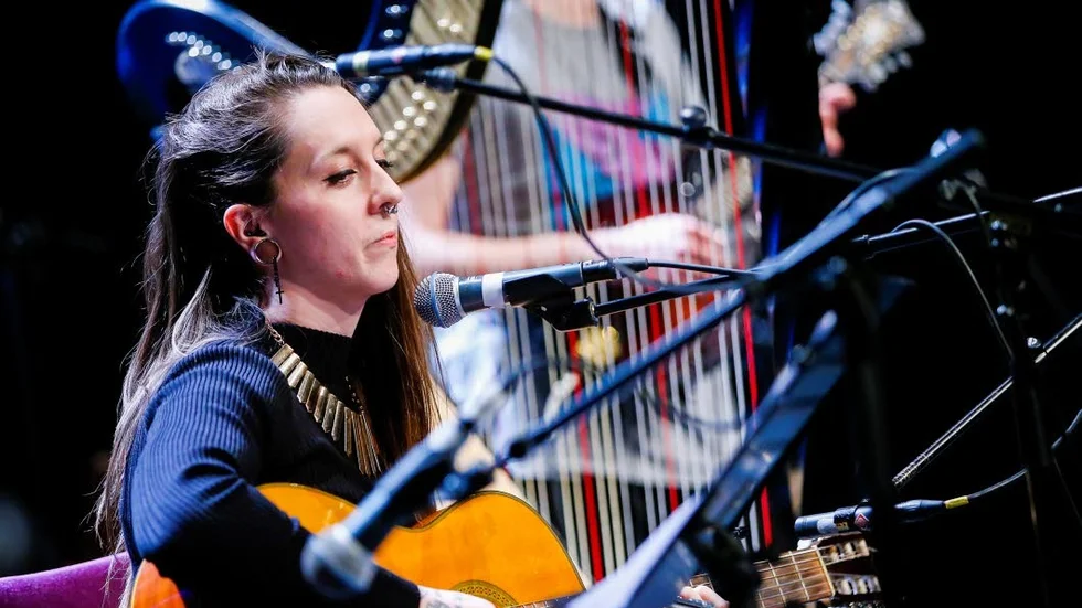 Många strängar. Rebecca Ekström spelar gitarr, bas och sjunger i Max 5.