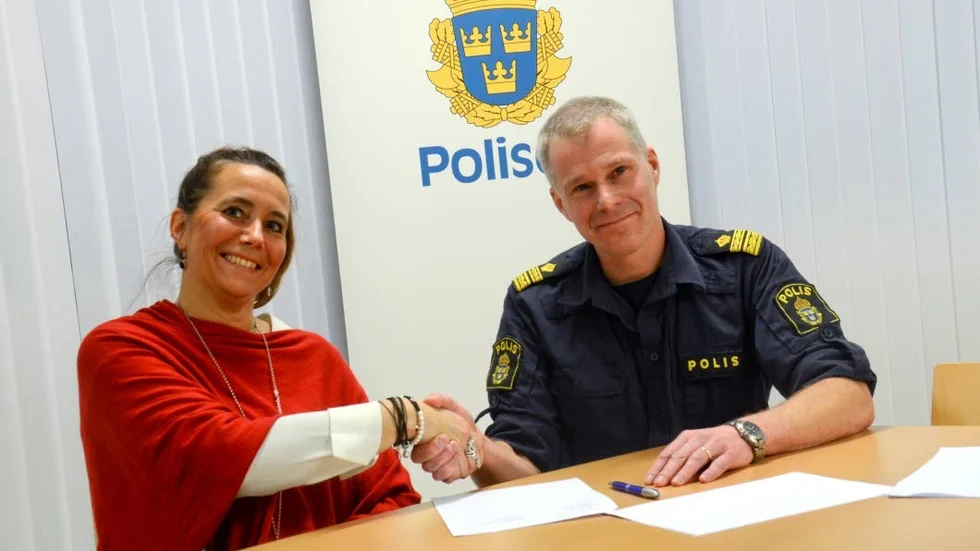 Löfte. Tidigare tf kommunchefen Charlotte Sundqvist och lokalpolisområdeschef för Östra Norrbotten Lars Öberg från medborgarlöftet i Kalix.