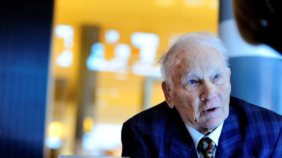 Äldsta deltagaren. Sten Losenborg är 93 år och äldste deltagaren vid "Bokfest 2016". Han har nyligen kommit ur med boken "Bortom rubrikerna – livsöden i skuggan av krig", hans tredje bok. Nu har han börjat med sin fjäde som ska handla om räddningskåren i Norrbotten.