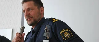 Frågor och skratt vid polisbesök