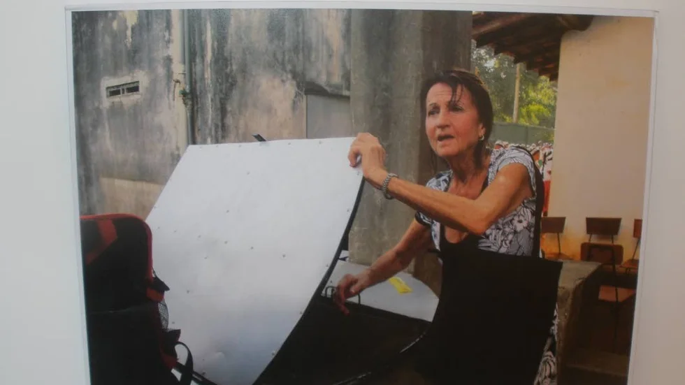 Ellen Larsson öppnar locket till en brunn med brunt vatten ...