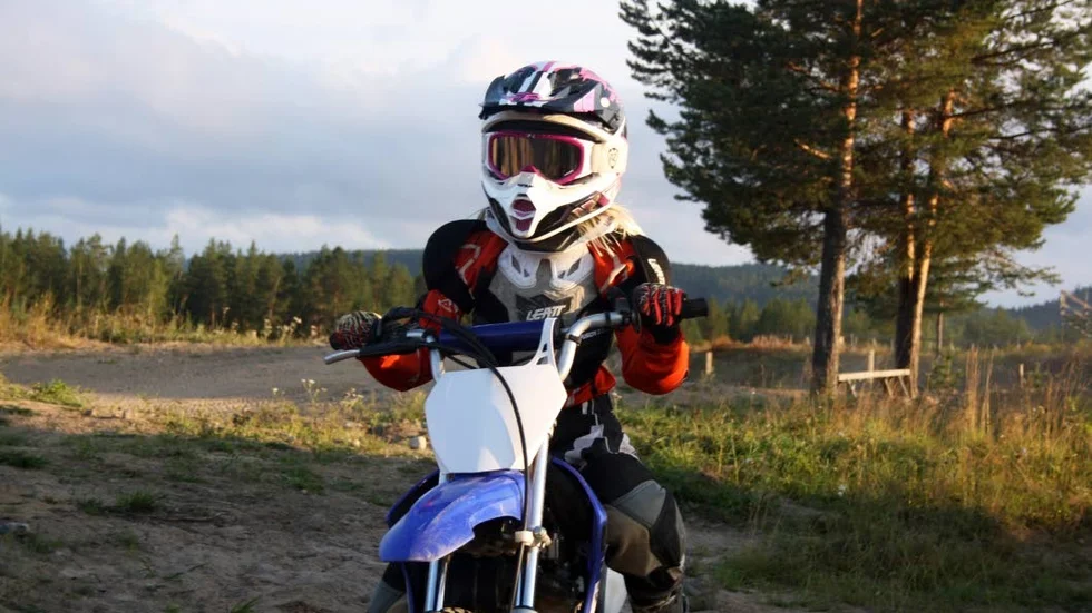 Bankörning. Att köra på banan är det roligaste med sporten, enligt Li Lundström som fastnade för motocross under prova på-dagen.