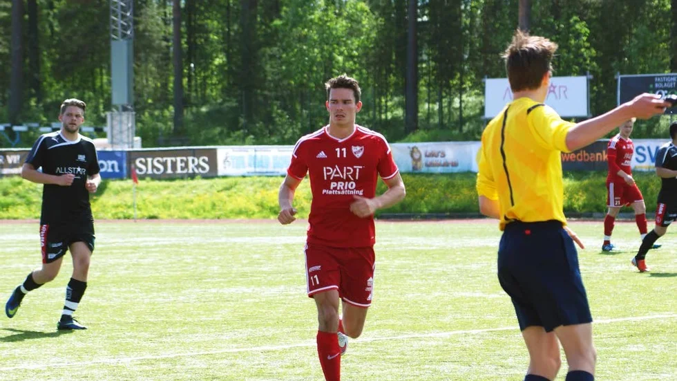 Skyttekung. IFK Kalix målspruta Samuel Wiklund trotsade en förkylning och satte två mål mot Luleå FF.