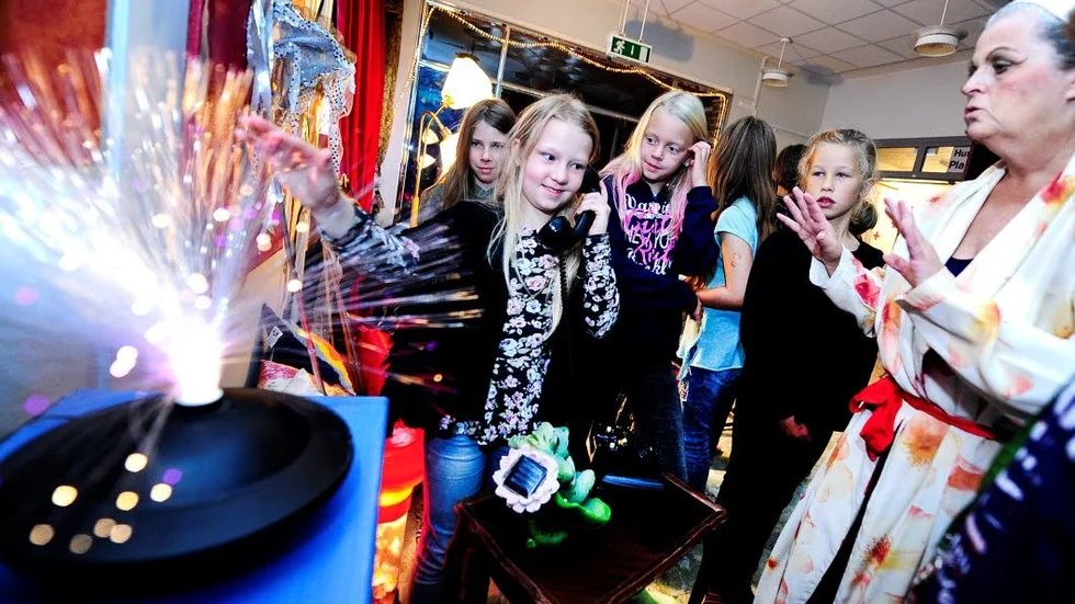 Knepigt. Fanny Simonsson hjälper Ann Sidén från Kulturskolan att ringa till William Shakespeare. Det visade sig vara ett ganska svårt uppdrag. Felicia Broström, Alicia Konstenius och Meja Larsson hjälper till.