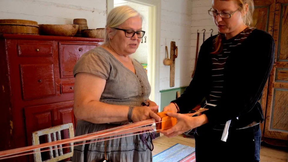 Berikar. "Jag har testat på många olika sorts hantverk, det berikar mitt liv så mycket", säger Liselott Evasdotter som lär sig bandvävnad av Louise Ström.