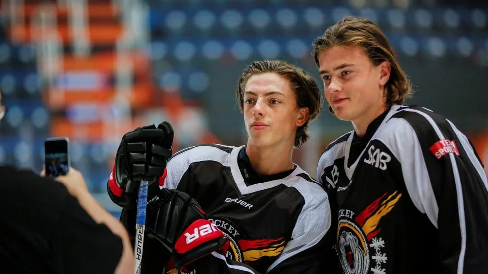 Juniorerna Anton Toolanen och Marcus Björk är uttagna till eftermiddagens match.