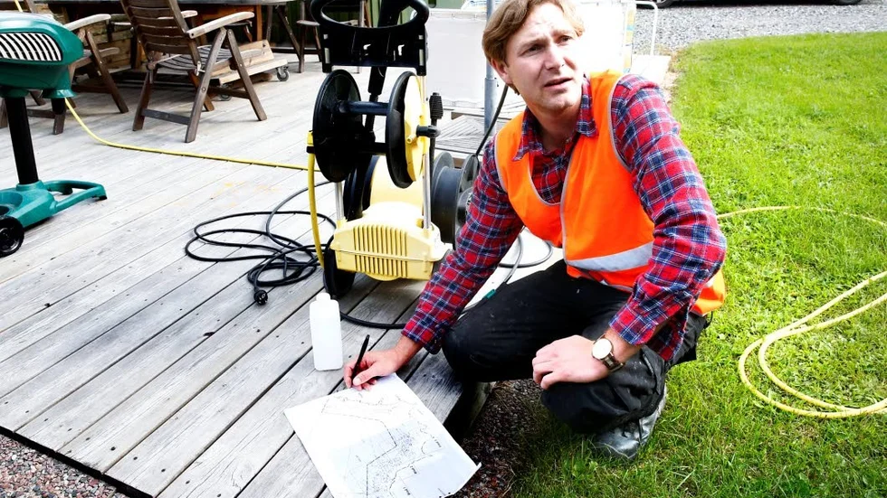 Betar av. Claes Bergqvist, konsultföretaget Niras, tar nu vattenprover vid stugor och brunnar kring Lulnäsudden.