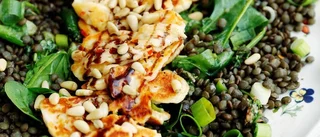 Linssallad med spenat och halloumi