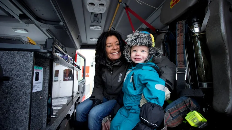 Brandbilsfantast. Levis Holmberg, 2 år, älskar brandbilar och han provsatt tio gånger när räddningstjänsten gjorde ett stopp på Familjetorget. Mormor Jeanette Lindholm satt också med.